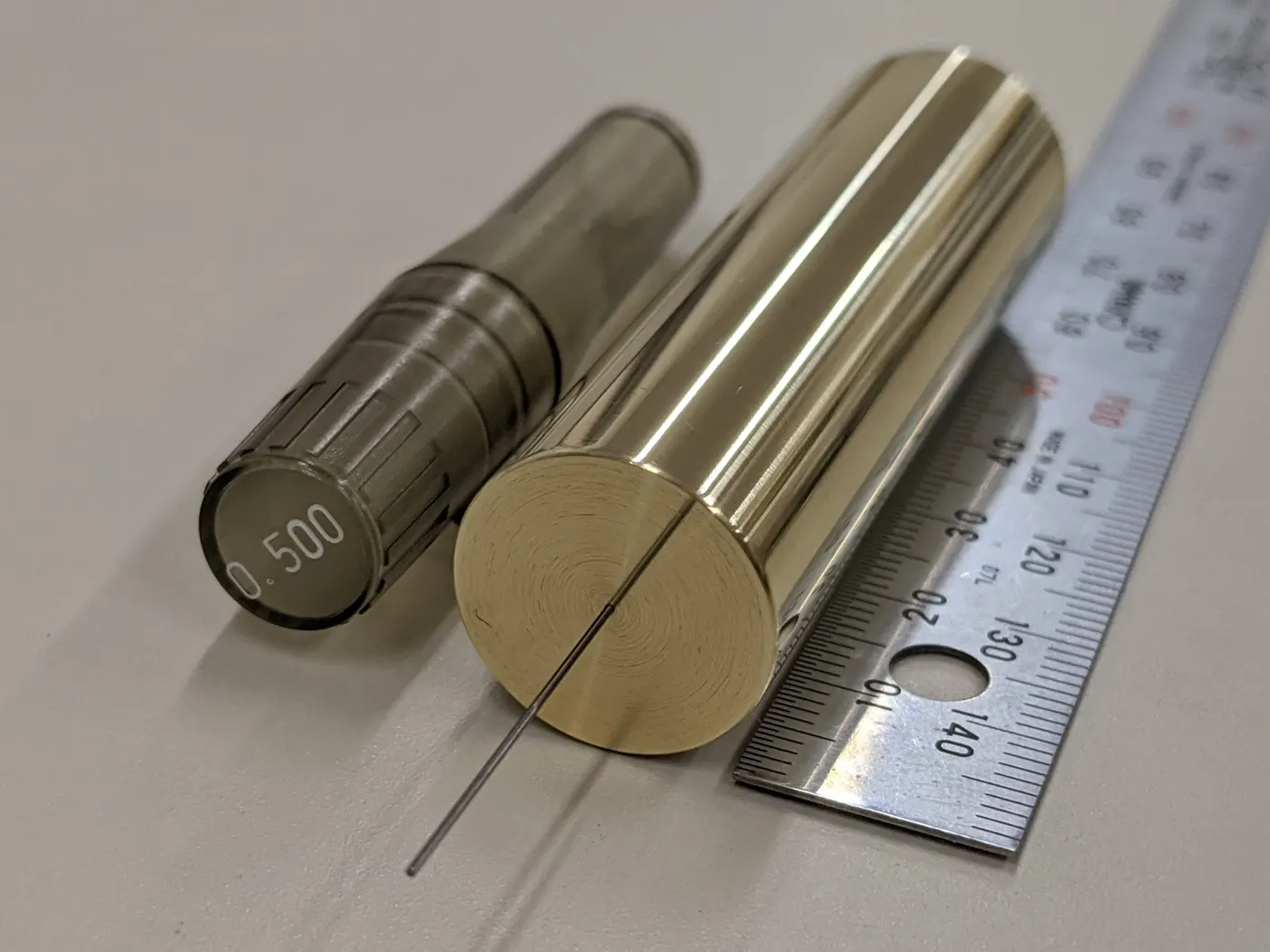 φ0.5mmの深孔をあけた真鍮の丸棒とスケール